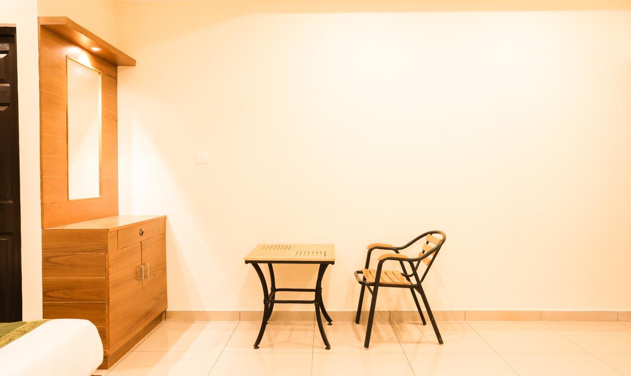 Treebo Trend Cmks Gulmohar Suites Kochi Esterno foto