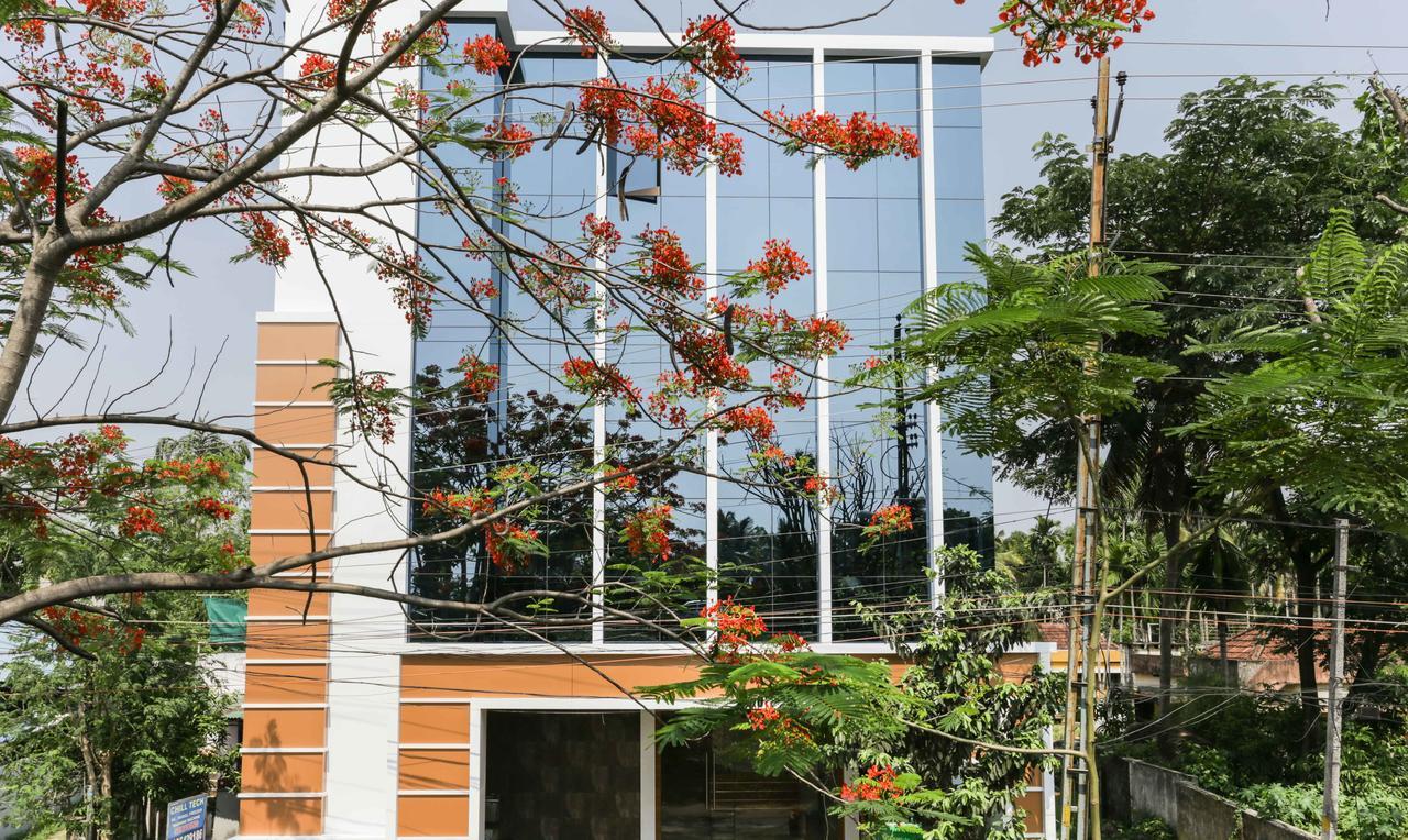 Treebo Trend Cmks Gulmohar Suites Kochi Esterno foto
